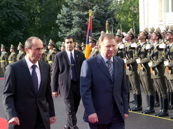 Լեոնիդ Կուչման եւ Ռոբերտ Քոչարյանը Երեւանում 2002 թվականին Լեոնիդ Կուչման եւ Ռոբերտ Քոչարյանը Երեւանում 2002 թվականին