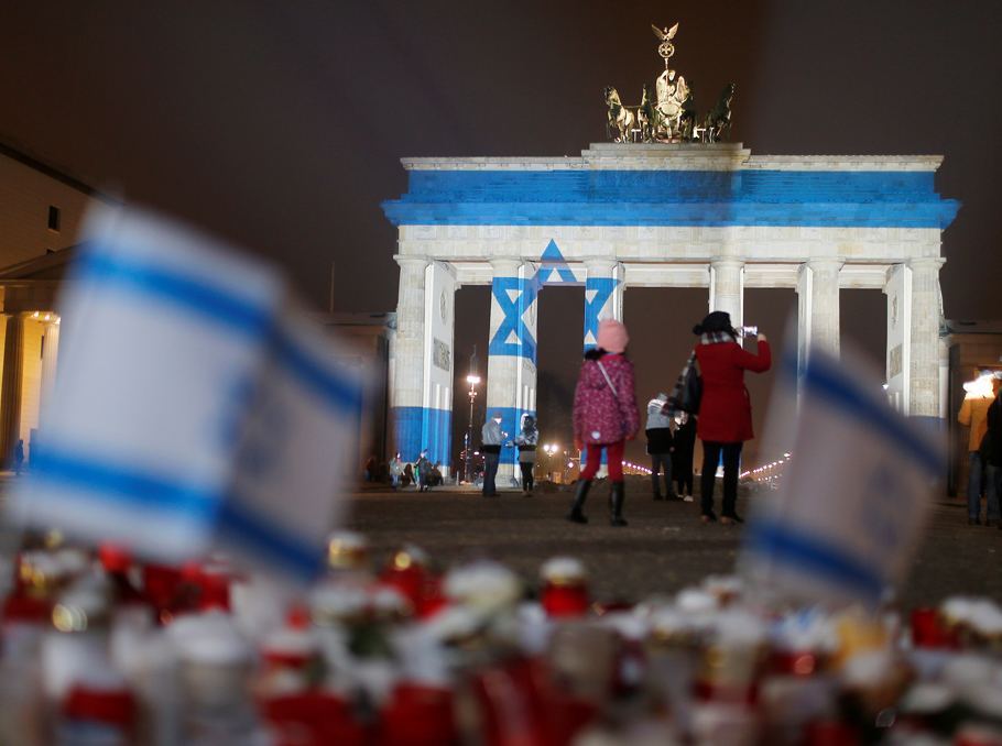 Бранденбургские ворота Берлина, окрашенные в цвета флага Израиля