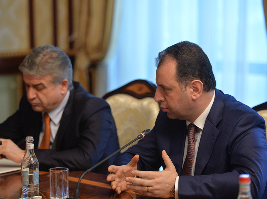 Премьер-министр РА Карен Карапетян и министр обороны Виген Саргсян