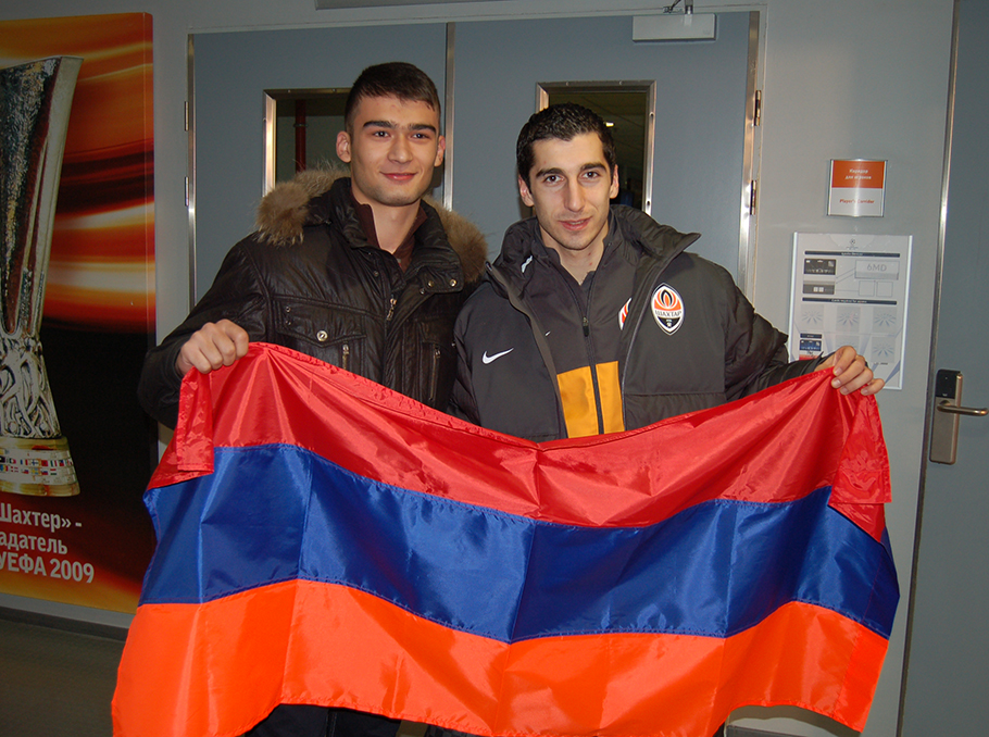 Генрих Мхитарян и армянский болельщик в Донецке в 2012 году