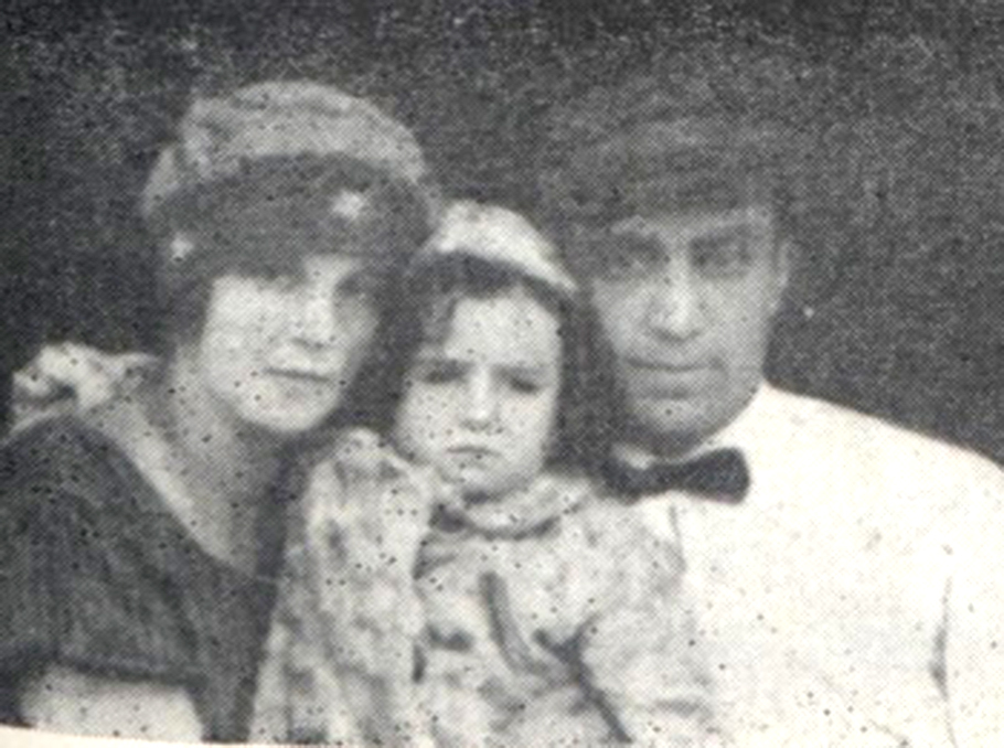 Վահրամ Փափազյանը կնոջ՝ Վալենտինայի ու դստեր՝ Մարիայի հետ 