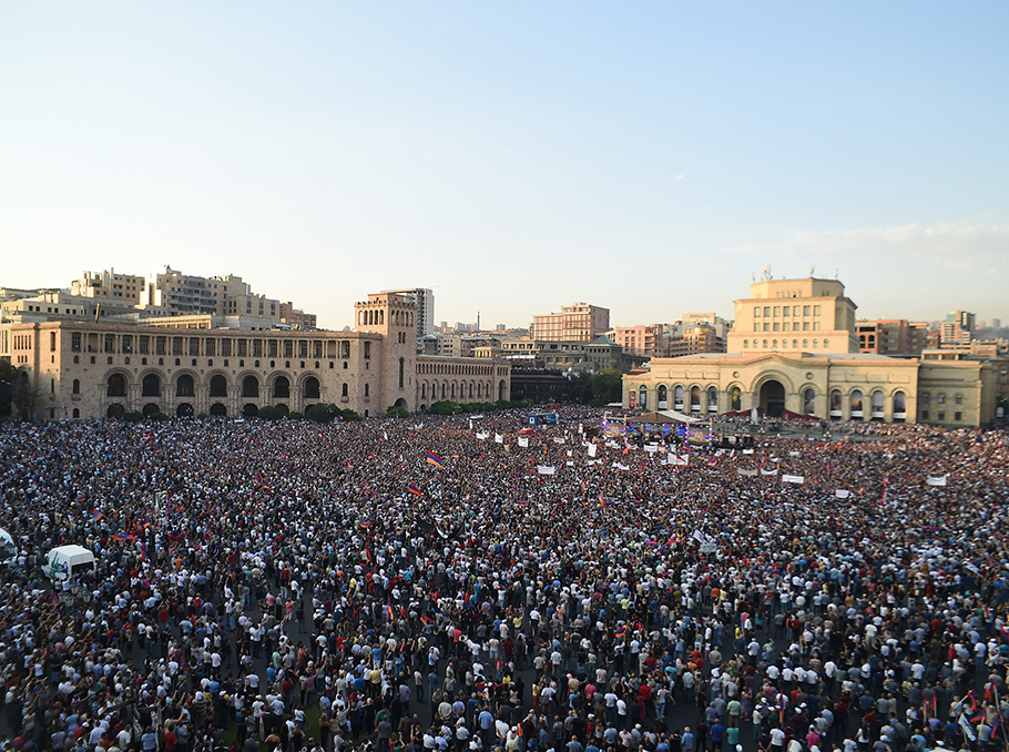 Премьер ереван. Премьер Еревана. Армения в апреле. День гражданина в Армении. Republic Square Yerevan.