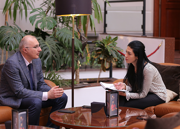 Lusin Mkrtchyan speaking with Haykak Arshamyan 