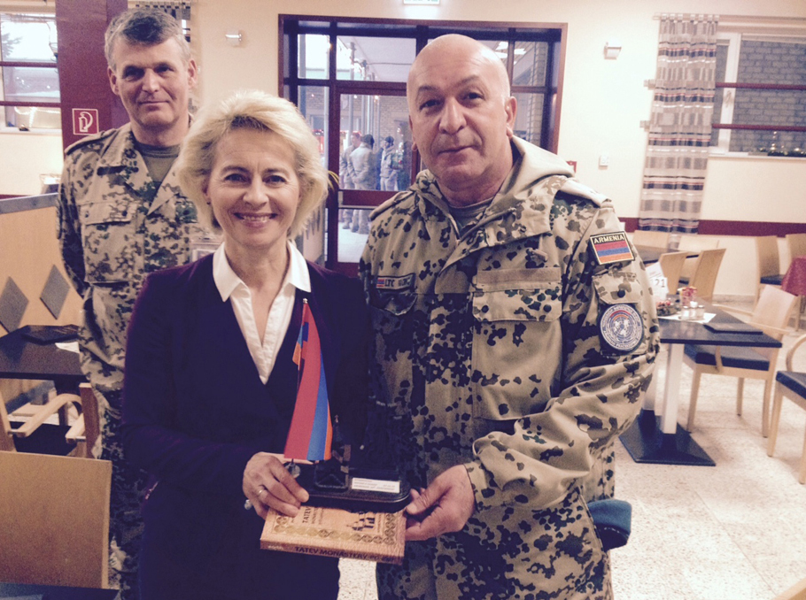 Ուրսուլա ֆոն դեր Լյաենը` հայ խաղաղապահների հրամանատարի հետ 