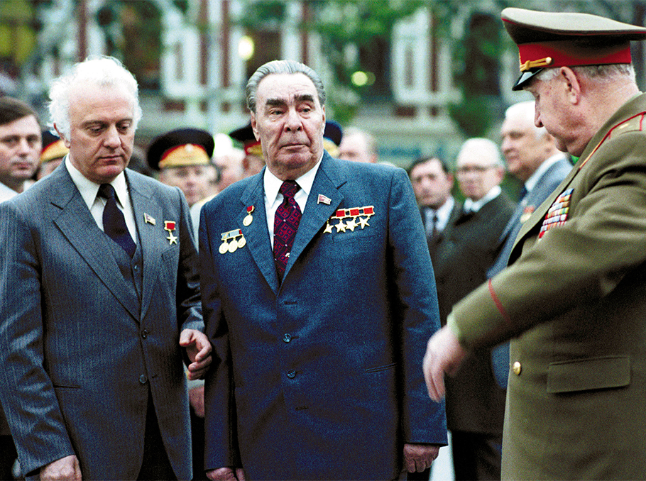 Эдуард Шеварднадзе и Леонид Брежнев в 1977 году Эдуард Шеварднадзе и Леонид Брежнев в 1977 году