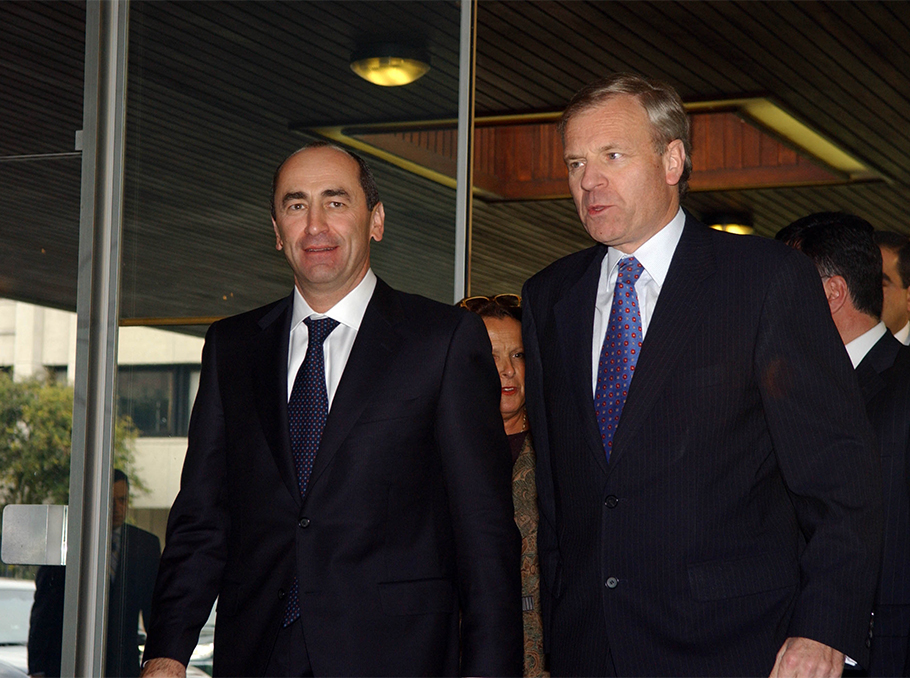 Jaap de Hoop Scheffer and Armenian President Robert Kocharyan 