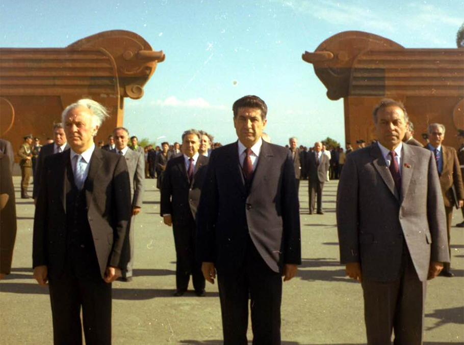 Karen Demirchyan, Eduard Shevardnadze and Heydar Aliyev at Sardarapat memorial