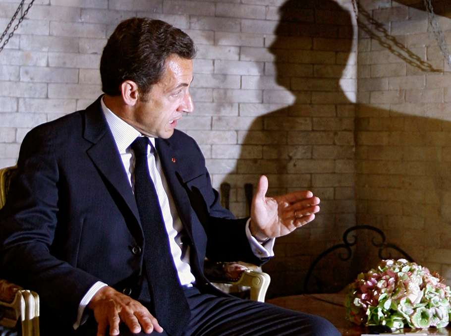 Никола Саркози и тень Дмитрия Медведева