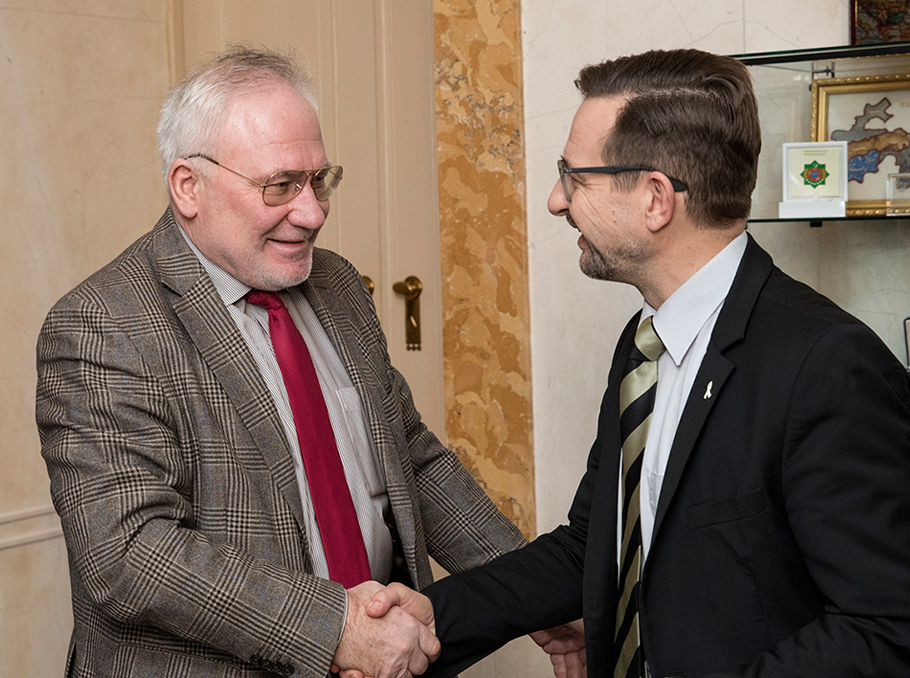 Իգոր Պոպովը (ձախից) եւ ԵԱՀԿ գլխավոր քարտուղար Թոմաս Գրեմինգերը 2017 թվականին:
