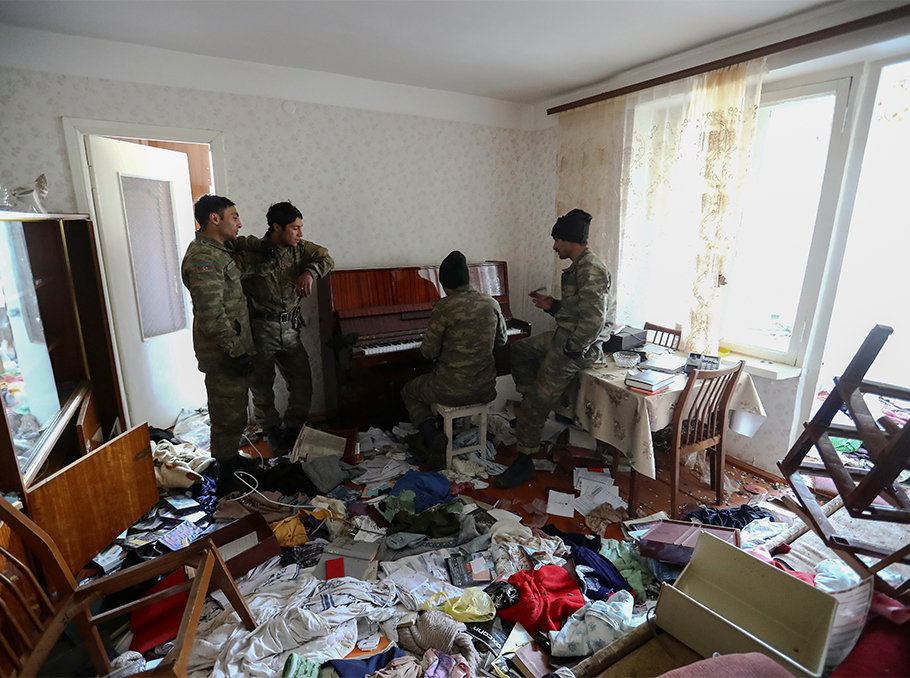 Ադրբեջանցի զինծառայողները՝ Հադրութի բնակարաններից մեկում