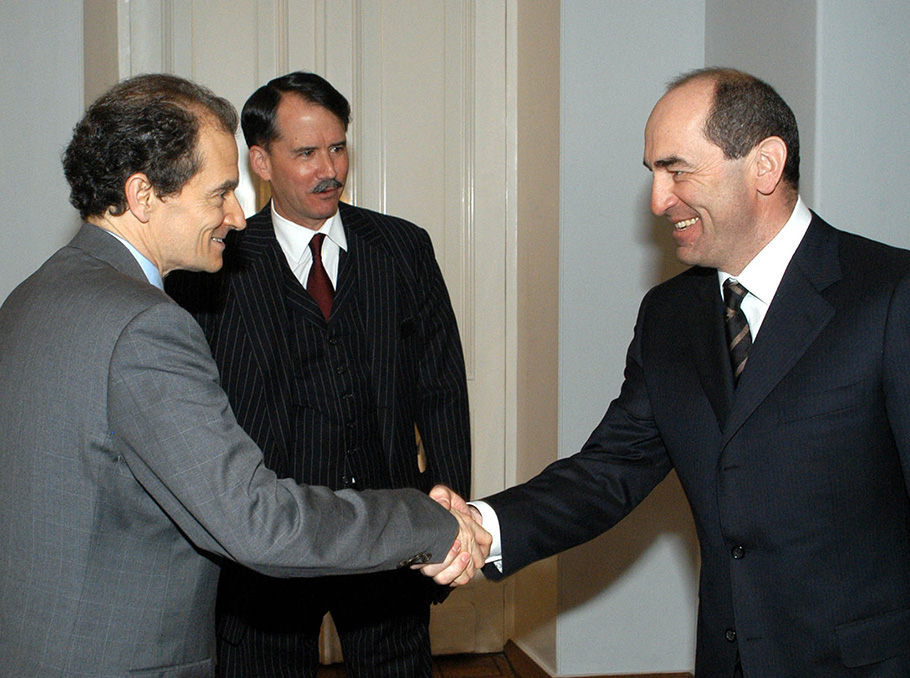 Дэниэл Фрид, посол США Джон Эванс и президент Армении Роберт Кочарян 