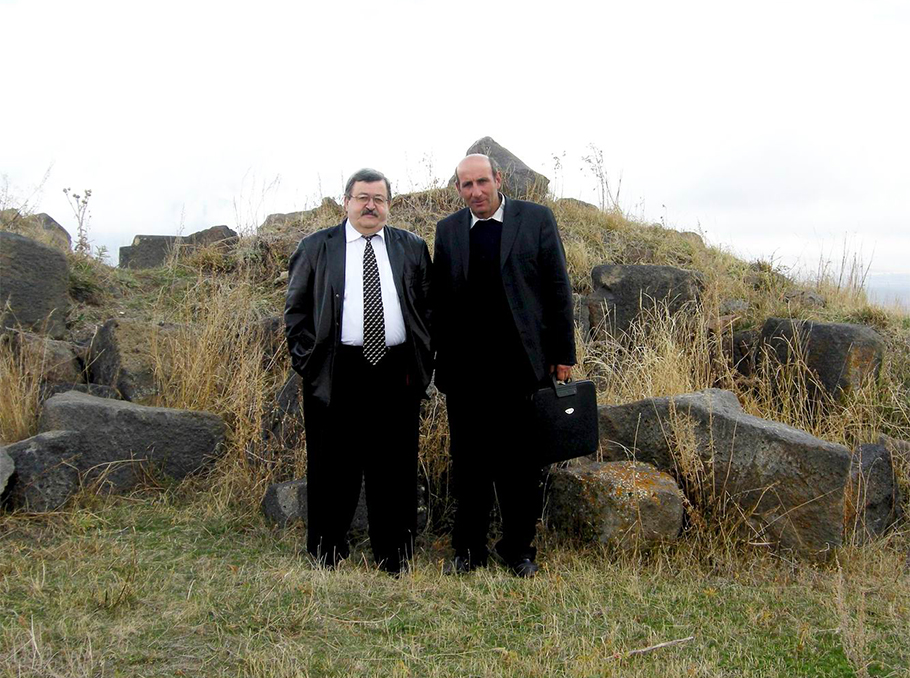 Տիգրան Պետրոսյանը եւ Հրանտ Գյուրջյանը՝ Վարդենուտի ամրոց-դղյակի տարածքում