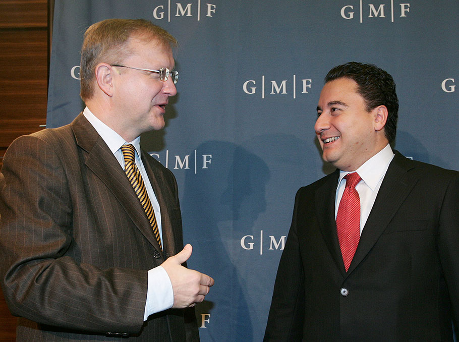 Օլլի Ռենը եւ Եվրամիությանը Թուրքիայի անդամակցության գլխավոր բանակցող Ալի Բաբաջանը 2006 թվականին