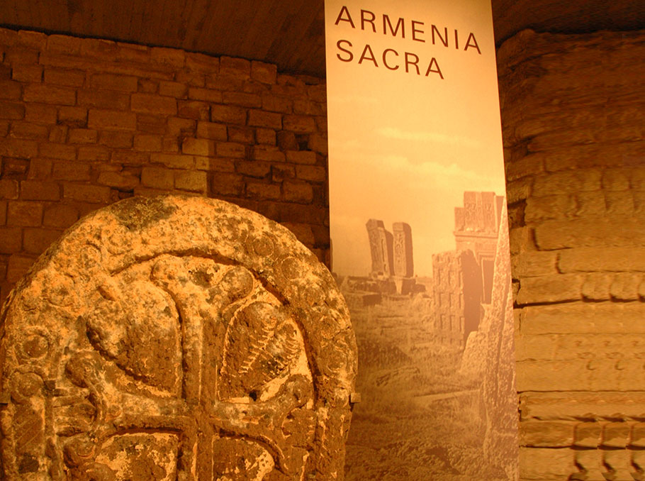 На выставке Armenia Sacra в Лувре