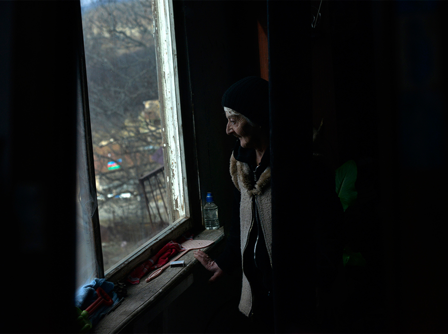 Անահիտ Ալեքյանի ժամանակավոր տան պատուհանից հստակ երեւում է գյուղի այն հատվածը, որ անցել է Ադրբեջանի վերահսկողության տակ
