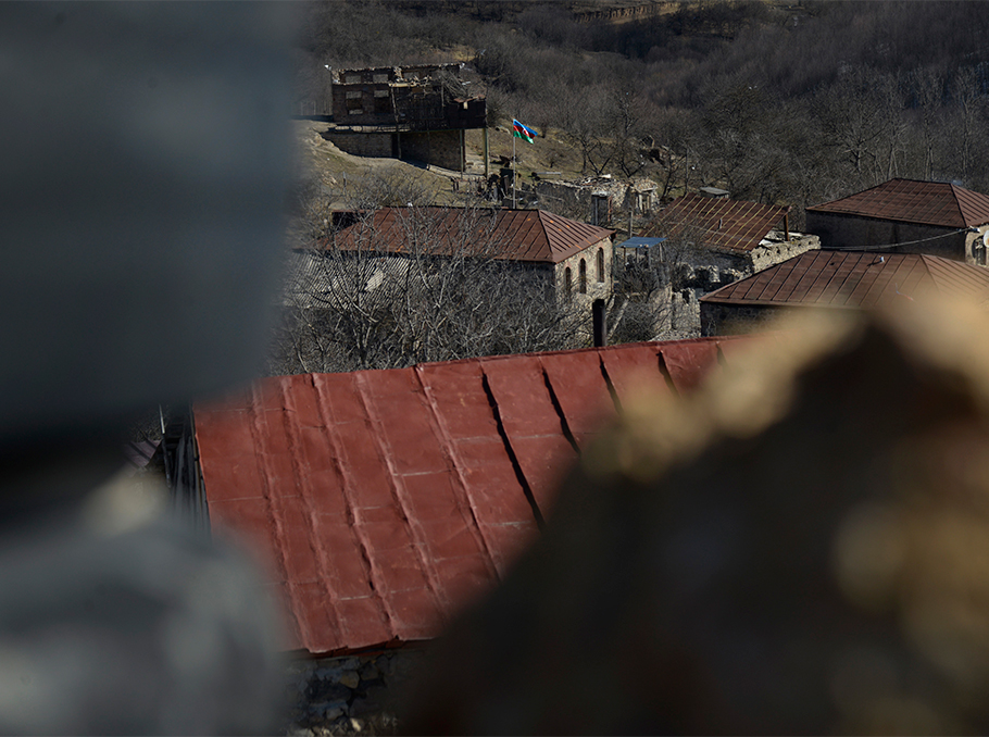 Из верхней части села видны дома, перешедшие под контроль Азербайджана 
