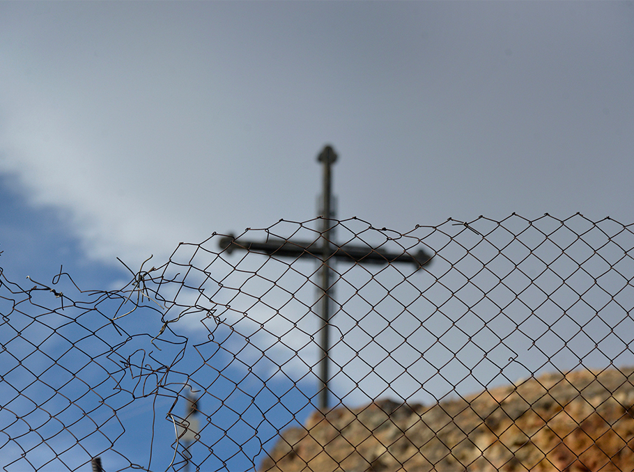Крест, стоящий на возвышенности возле села