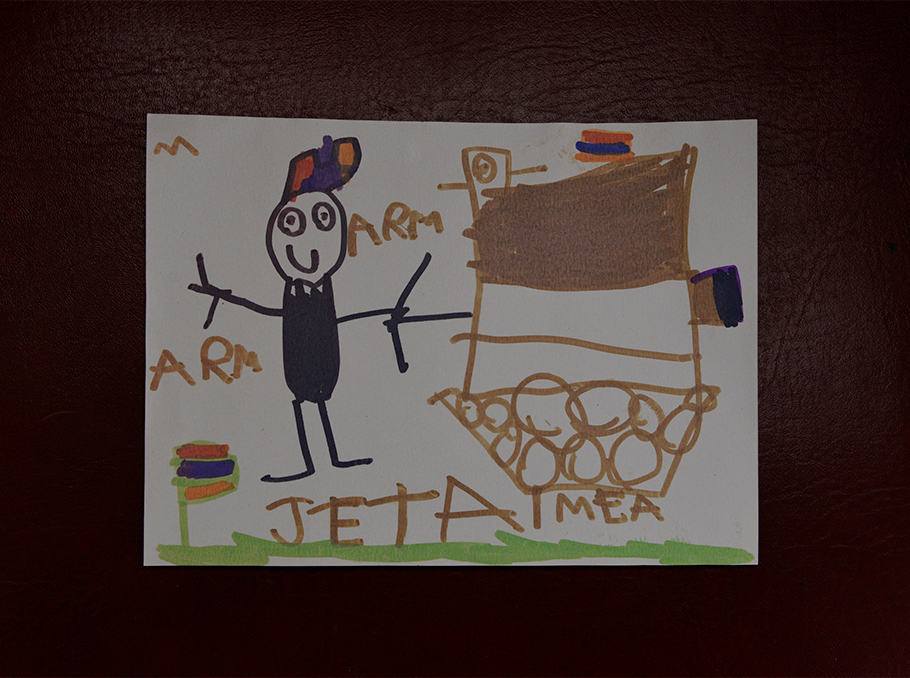 Глава администрации Шурнуха хранит эту картину в своем кабинете. Ее нарисовали западноармянские дети для военнослужащих, участвовавших во второй карабахской войне
