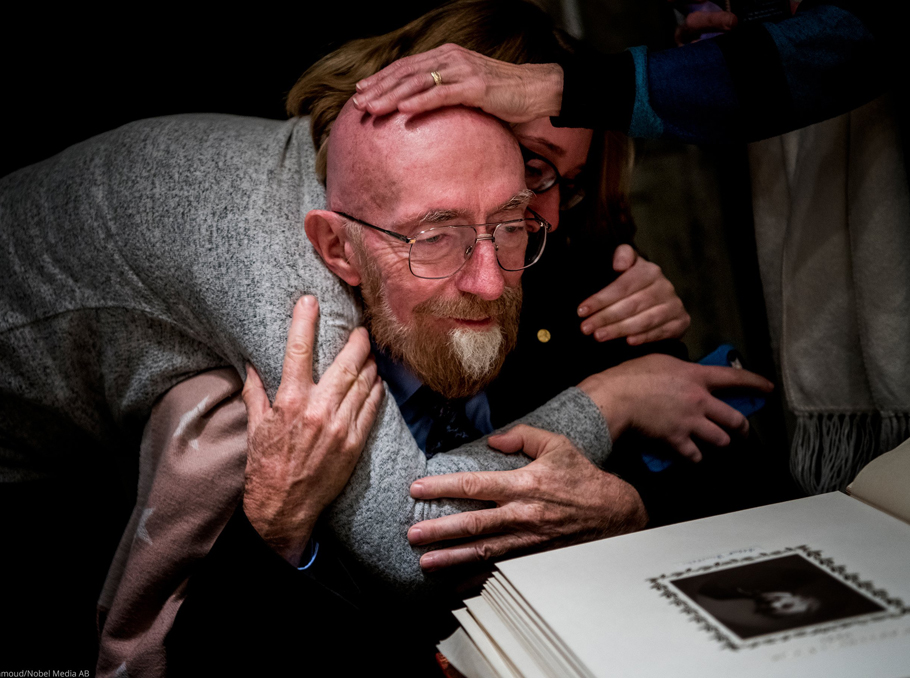 Նոբելյան մրցանակ ստանալուց հետո Քիփ Թորնը հուզված նայում է Ալբերտ Այնշտայնի նկարին