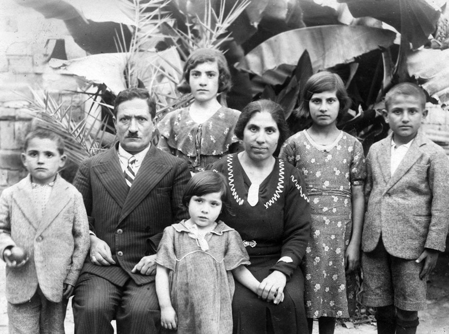 Լեւոն Յոթնեղբայրյանն ընտանիքի հետ Գազայում, 1935թ.