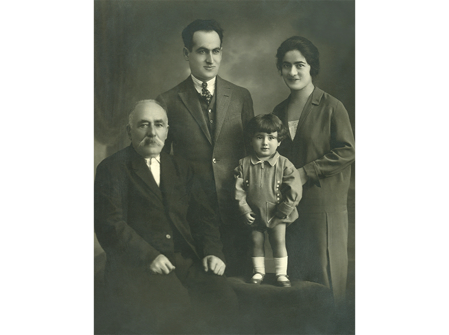 Սողոմոն Թեհլիրյանը՝ հոր, տիկնոջ եւ որդու հետ
