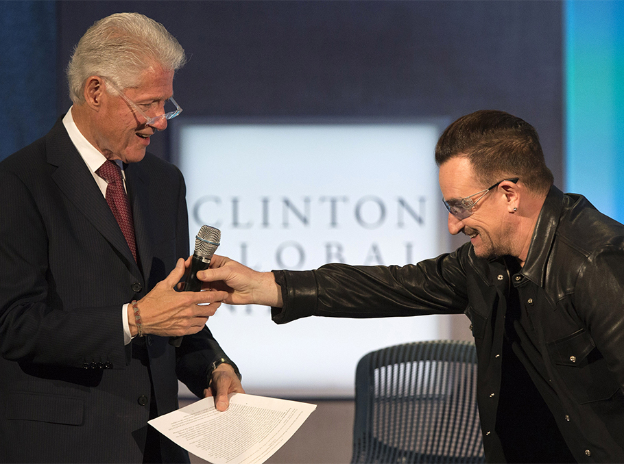 ԱՄՆ նախկին նախագահ Բիլ Քլինթոնը եւ U2 խմբի մենակատար Բոնոն 2013 թվականին