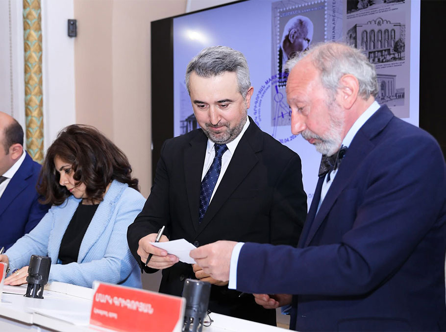 Մատենադարանի տնօրեն Արա Խզմալյանը եւ Մարկ Գրիգորյանը Մատենադարանի տնօրեն Արա Խզմալյանը եւ Մարկ Գրիգորյանը