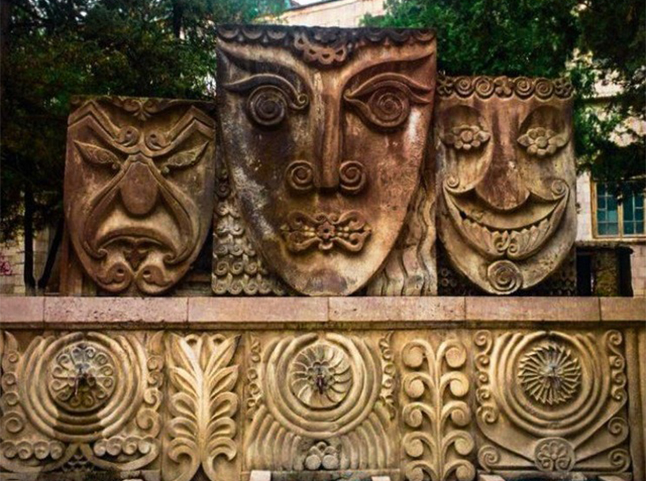 «Թատերական դիմակներ»-ն ու «երեք կռանը»