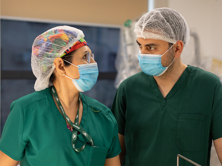 Զավեն Քոլոյանը եւ «Ուիգմոր կանանց եւ երեխաների հիվանդանոց»-ի մանկական անեսթեզիոլոգիական ծառայության պատասխանատու Աղավնի Համբարձումյանը