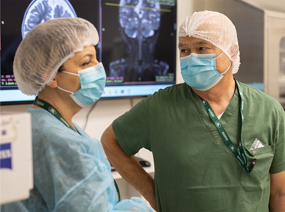 Նունե Կույումջյանն ու «Valley Children’s Healthcare»-ի մանկական նյարդաբանության ղեկավար Սեզար Սանթոսը՝ վիրահատության ընթացքում