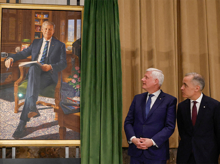 Կանադայի նախկին եւ գործող վարչապետներ Սթիվեն Հարփերը եւ Մարկ Կարնին դիտում են Հարփերի պաշտոնական դիմանկարը Օտավայում կայացած արարողության ժամանակ