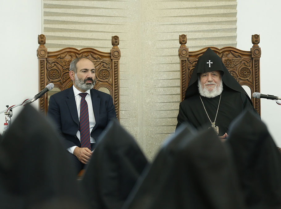 Նիկոլ Փաշինյանը եւ Գարեգին Երկրորդը 2018թ. հունիսի 1-ին