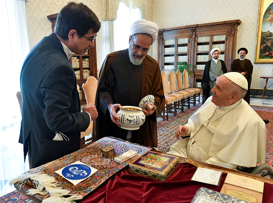 Алиреза Арафи на встрече с Папой Франциском в 2022 году