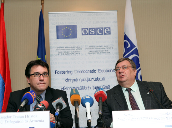Глава делегации ЕС в Армении Траян Христеа и Андрей Сорокин