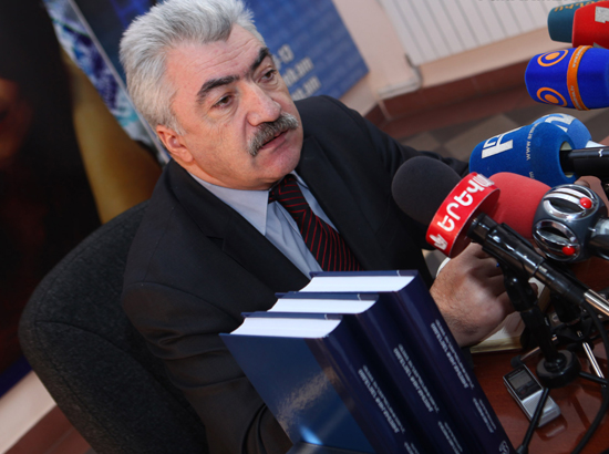 Директор Национального архива Армении Аматуни Вирабян