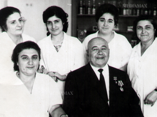 Маргар Седракян с сотрудницами. 