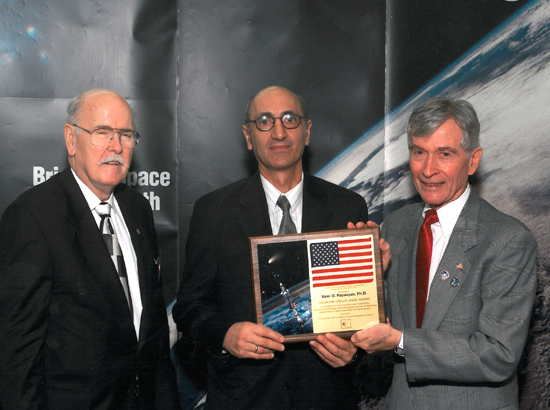 Презентация Stellar Award астронавтом Джоном Янгом (справа).