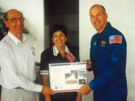 Nasa Space Flight Awareness մրցանակի հանձնումը (մեջտեղում Վալերի Պապանյանի կինն է` Վազգանուշը, աջից՝ տիեզերագնաց Ալան Պոինդեքստերը):