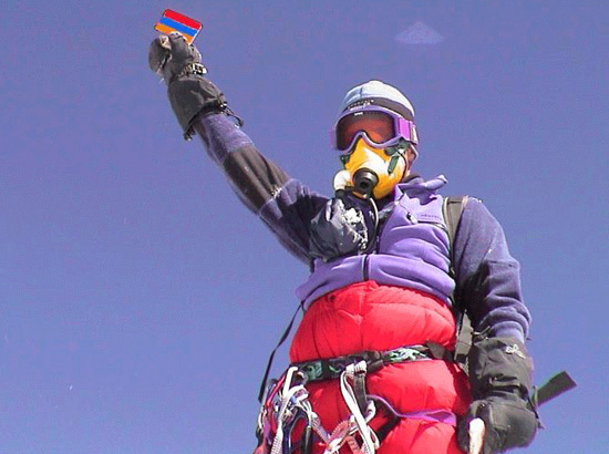 Игорь Халатян на вершине Эвереста.