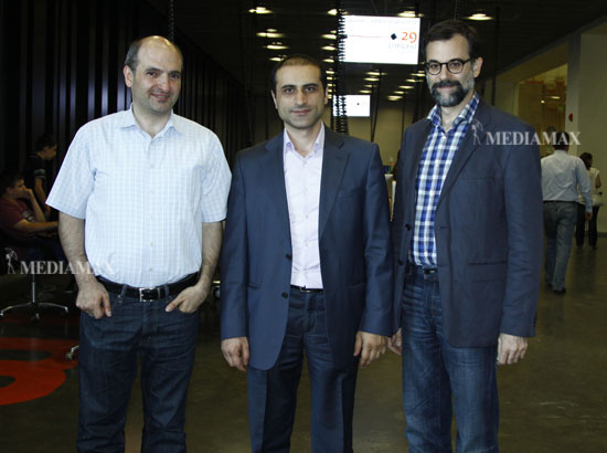 Աջից` ձախ. Granatus Ventures ֆոնդի հիմնադիրներ Երվանդ Սարկիսյանը (Լոնդոն), Մանուկ Հերգնյանը (Երեւան) եւ Պիեռ Հենեսը (Սինգապուր)