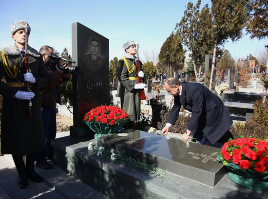 Министр обороны Армении почтил память Гургена Маргаряна