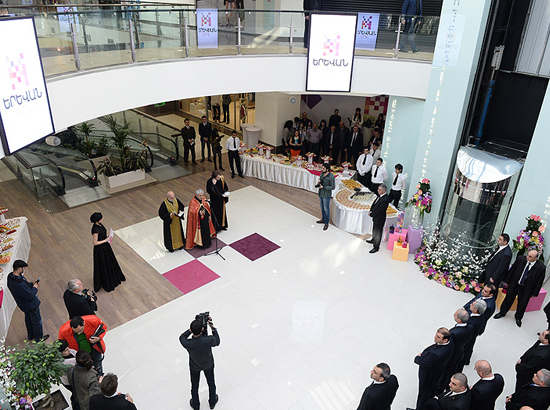 Serzh Sargsyan attends opening of Yerevan Mall where Carrefour will operate