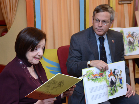 U.S. Ambassador and Armenian actress read a book to children