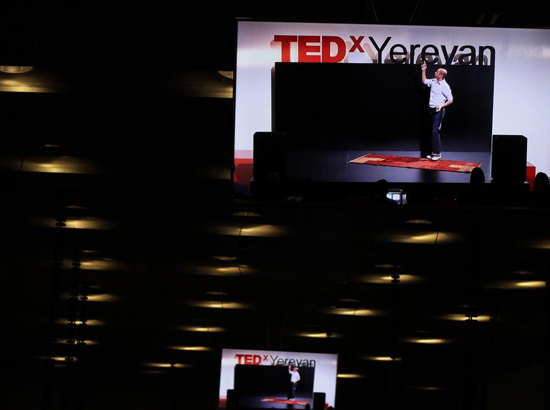 Ստեփանը ներկայացնում է իր գաղափարը TEDx միջոցառմանը 