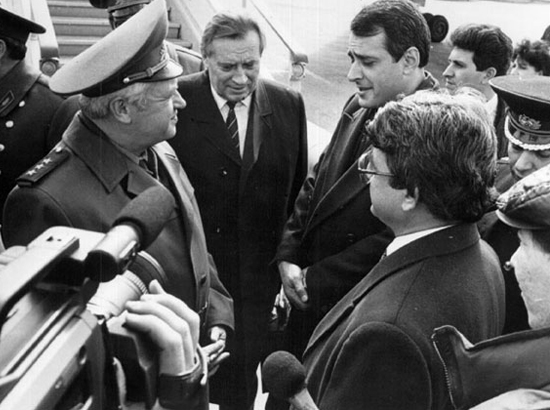 Владимир Казимиров в ереванском аэропорту в 90-х.