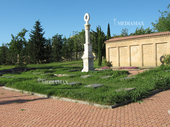 Թբիլիսիի Հայ գրողների եւ հասարակական գործիչների պանթեոնում Թբիլիսիի Հայ գրողների եւ հասարակական գործիչների պանթեոնում