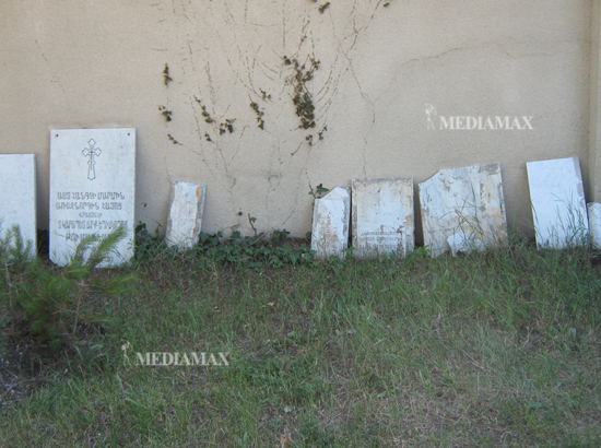 Խոջիվանքի վնասված գերեզմանաքարերը Թբիլիսիի Հայ գրողների եւ հասարակական գործիչների պանթեոնում Խոջիվանքի վնասված գերեզմանաքարերը Թբիլիսիի Հայ գրողների եւ հասարակական գործիչների պանթեոնում