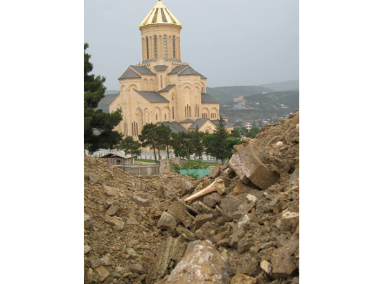Թբիլիսիի Սուրբ Երրորդության մայր տաճարը եւ ավերված գերեզմանատունը (2007-2009 թթ.) Թբիլիսիի Սուրբ Երրորդության մայր տաճարը եւ ավերված գերեզմանատունը (2007-2009 թթ.)
