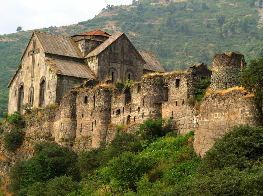Ախթալայի ամրոցը եւ Սուրբ Աստվածածին վանքը Ախթալայի ամրոցը եւ Սուրբ Աստվածածին վանքը