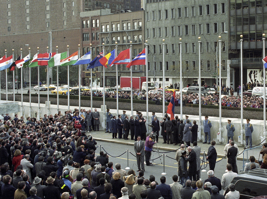 Հայաստանի պետական դրոշը վեր է խոյանում ՄԱԿ-ի կենտրոնակայանի դիմաց: ՀՀ-ն միանում է ազգերի մեծ ընտանիքին: 1992թ. մարտի 2, Նյու-Յորք: